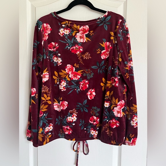 🪷LOFT Velvet Floral Round Neck Top - Picture 6 of 9